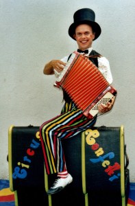 Ein kunterbunter Mitspielcirkus. 
